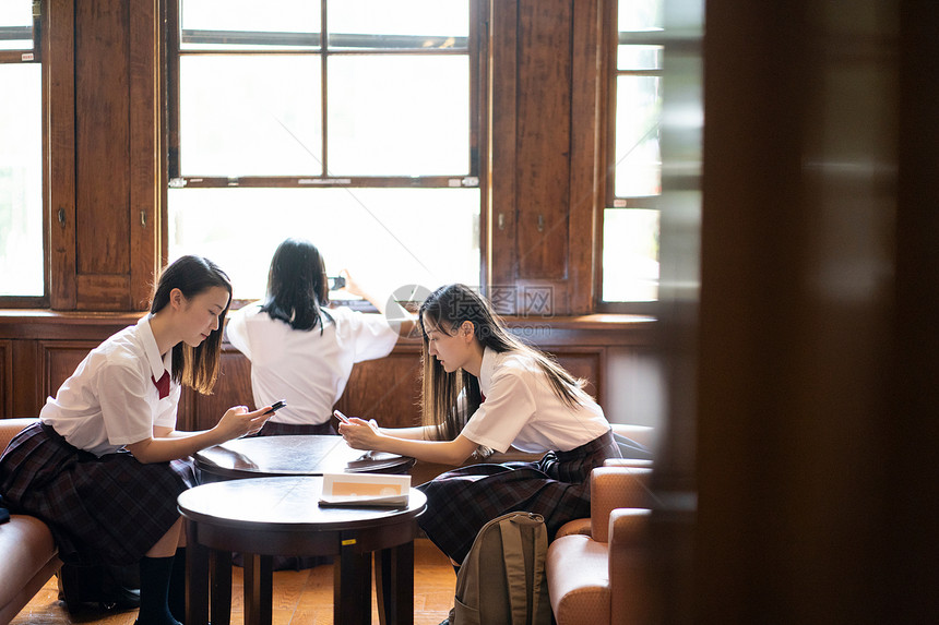 坐在教室里的女同学图片