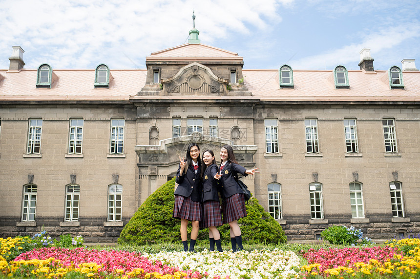 穿校服的女学生在学校里合影图片