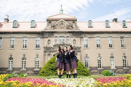 穿校服的女学生在学校里合影图片