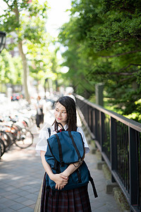 高中女生在学校游玩图片