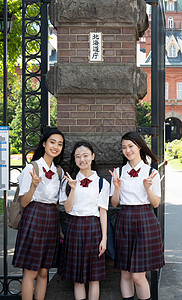 三名高中女生在学校游玩图片