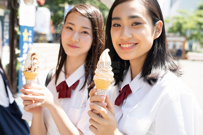 两名高中女生在户外吃冰淇淋图片