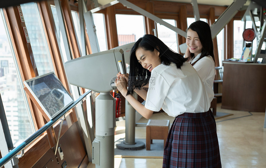 女学生在学校的电视塔里参观图片