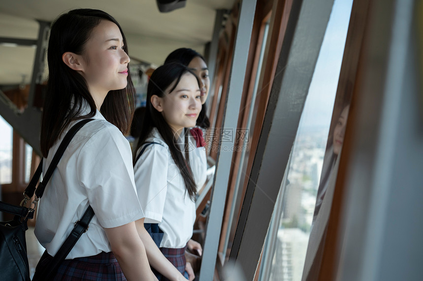 女学生在学校的电视塔里参观图片