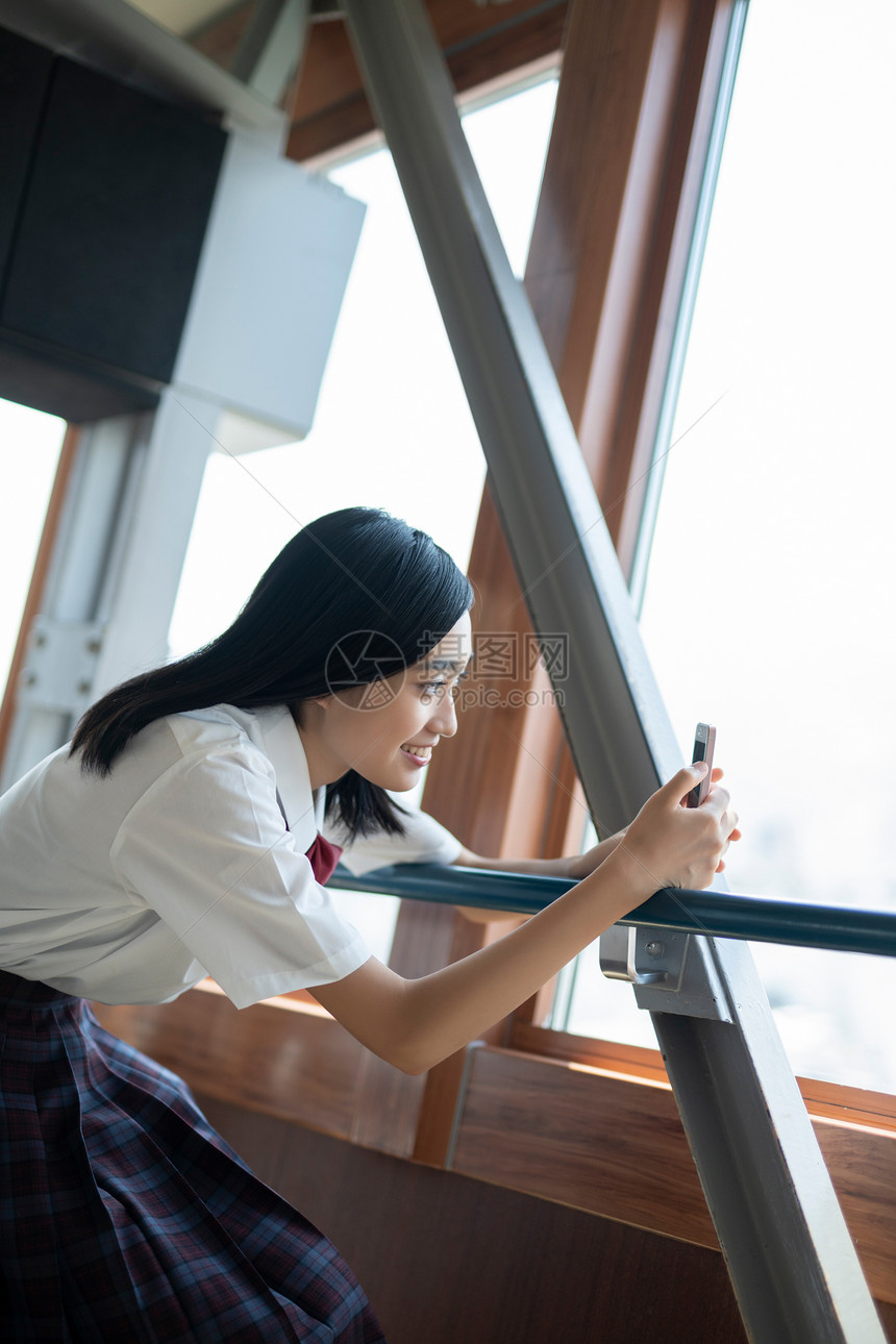 女学生在学校的电视塔里参观拍照图片