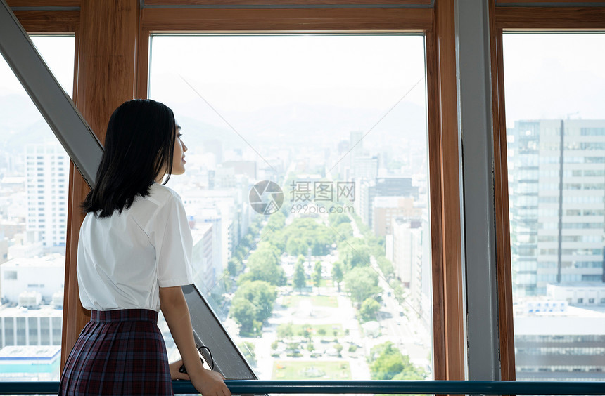 女学生在学校的电视塔里参观图片