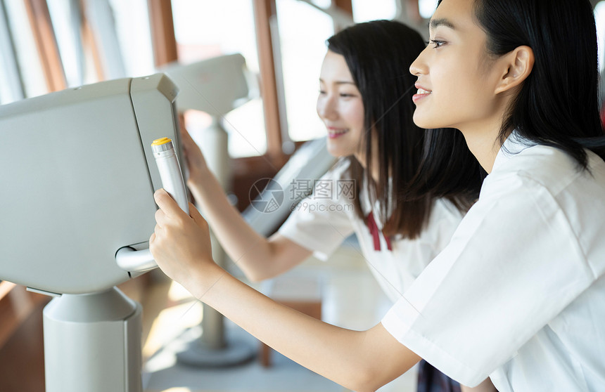 女学生在学校的电视塔里参观图片