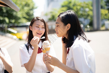 两名高中女生在户外吃冰淇淋图片