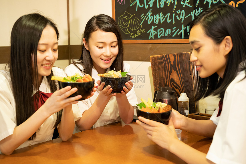 夏天高中女孩在餐厅吃海鲜图片