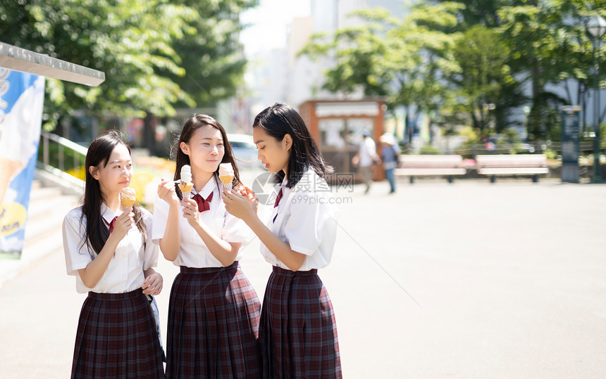 三名高中女生在户外吃冰淇淋图片