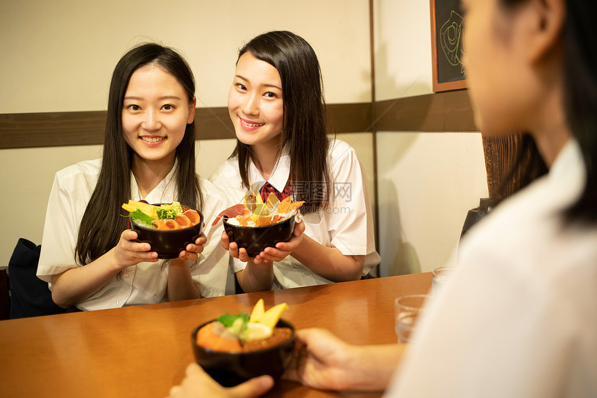 夏天高中女孩在餐厅吃海鲜图片