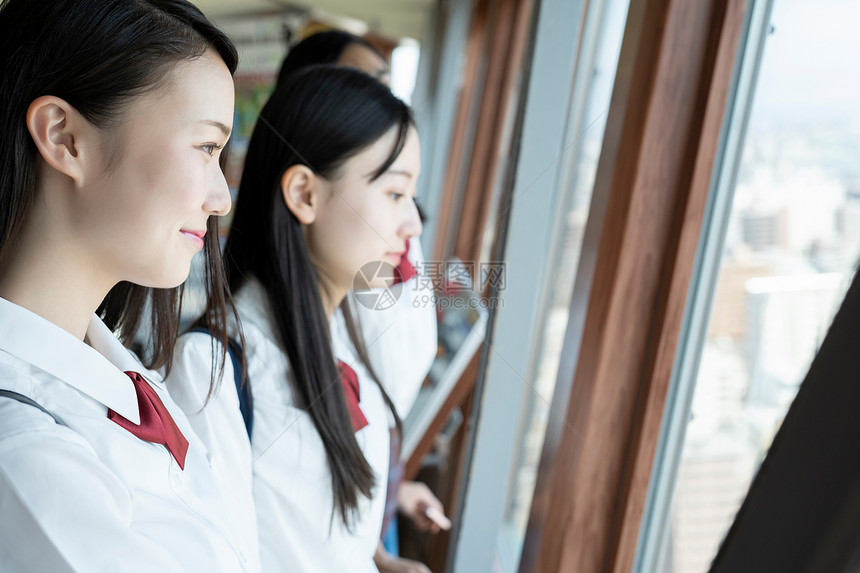 女学生在学校的电视塔里参观图片