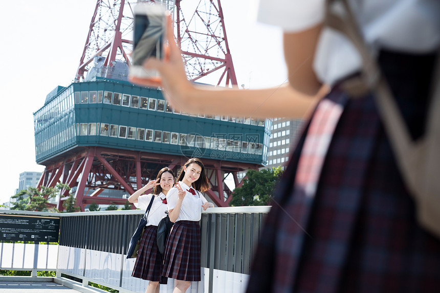 亲密朋友健康拍照女学生札幌学校旅行电视塔图片