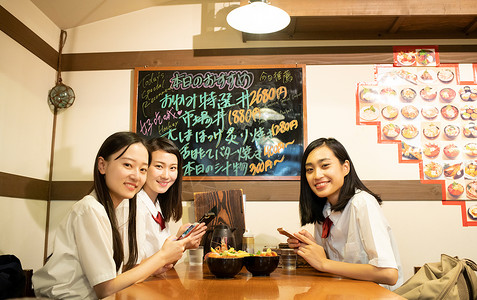 女高中生逛街开心品尝美食图片