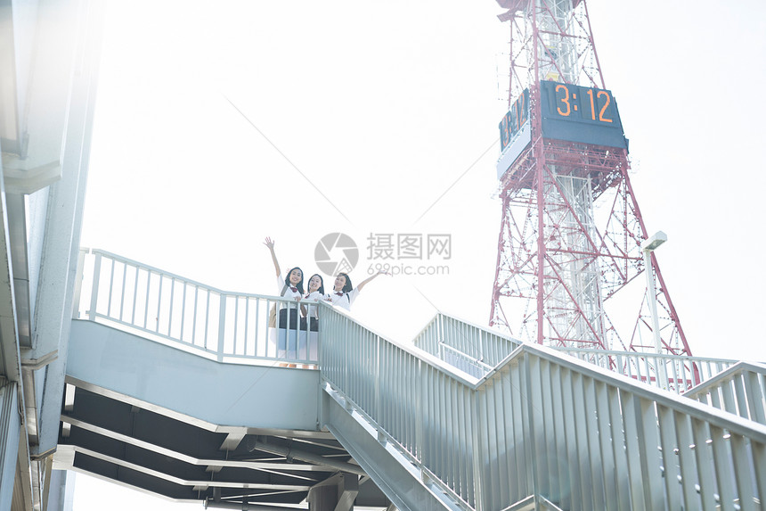 年轻的女孩制服外出女学生札幌学校旅行电视塔图片