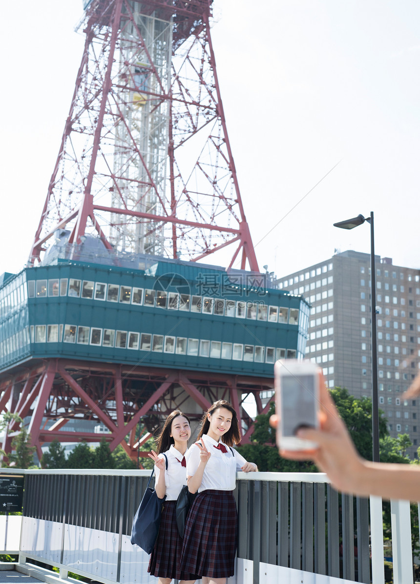 女高中生城市旅行留念图片