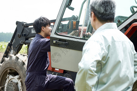 日本人男人亚洲人男农业拖拉机图片
