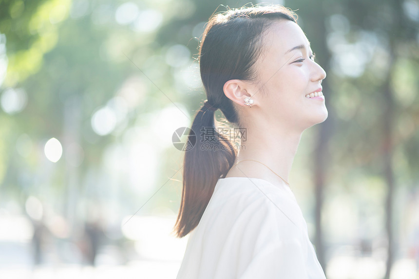 晴朗行走假期女肖像图片