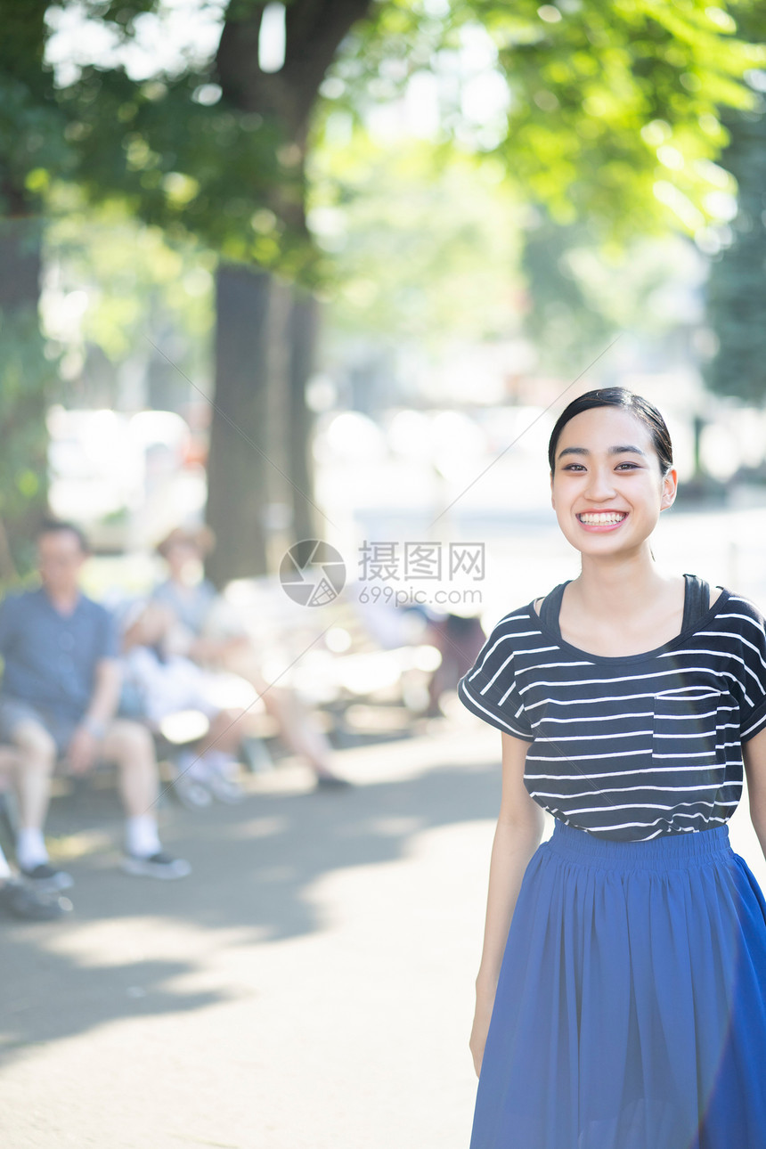 阳光下的年轻女性图片