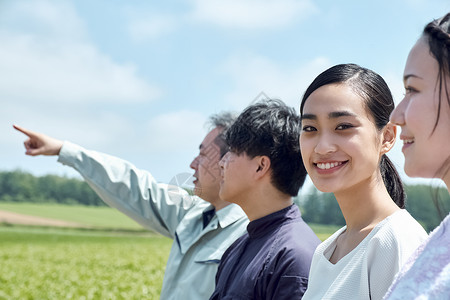 农作田地的男人和女人图片