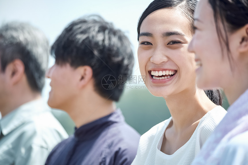 学习农作的愉快女人图片