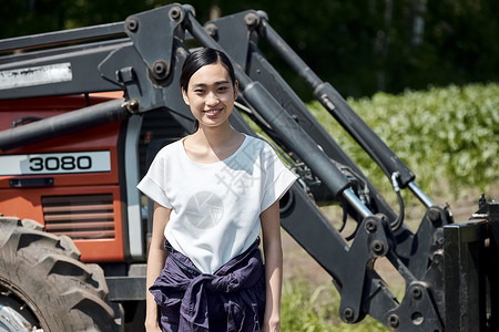 运动场笑容女生妇女农业拖拉机高清图片