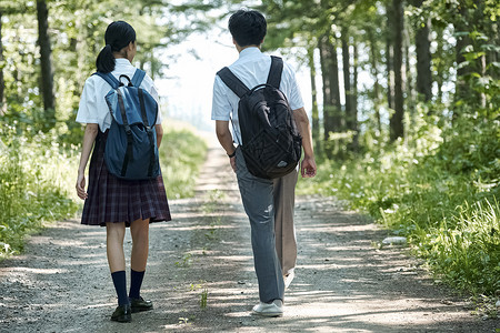 早晨女高中生和男同学走路上学图片