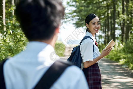 上学的女高中学生图片