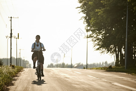 骑自行车的女生图片