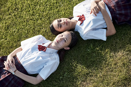 躺在草坪上的高中生们图片