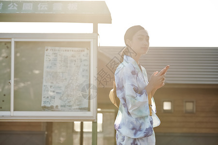 阳光下穿和服的女性肖像图片