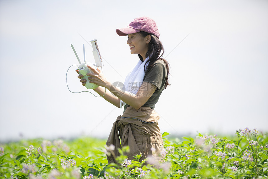 室外亚洲操作女农业无人机图片