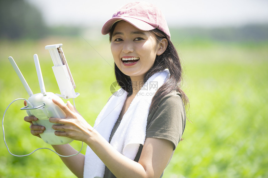 信息技术青春注视镜头女农业无人机图片