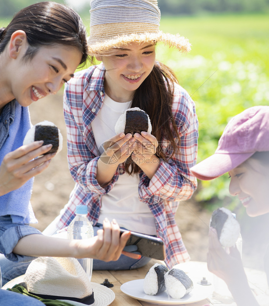 3人日本人笑脸女农业休息图片