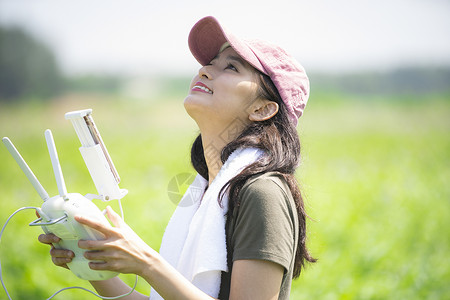 二十几岁日本人人类女农业无人机图片