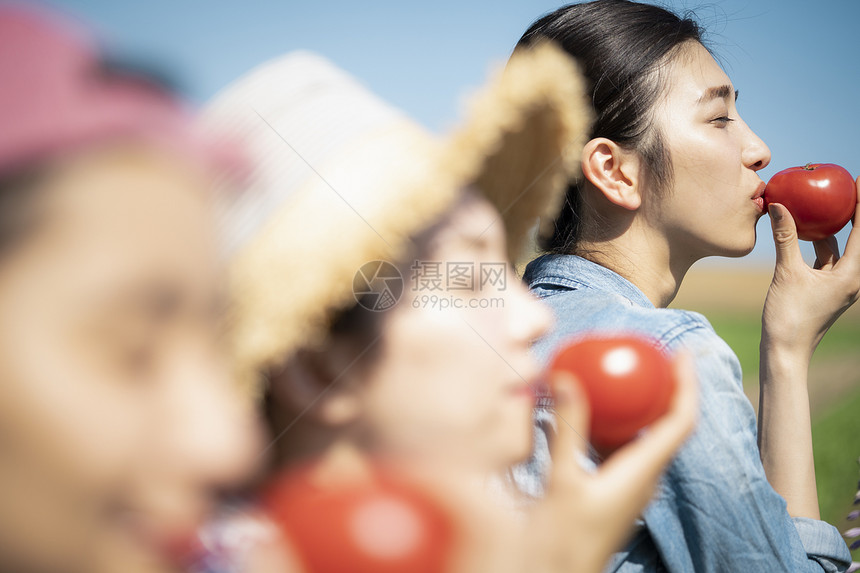 吻亚洲人运动场女农业伴侣图片