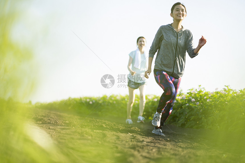 锻炼留白田地女子运动装跑步图片