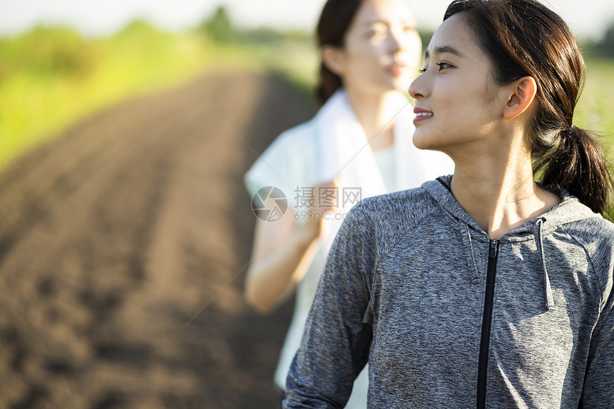 日落女士们二十几岁女子运动装跑步图片