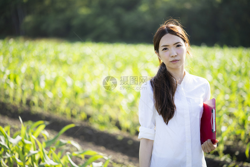 非都会区农村胸像女农业业务图片