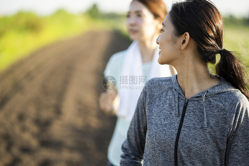 人类乡村生活两个人女子运动装跑步图片