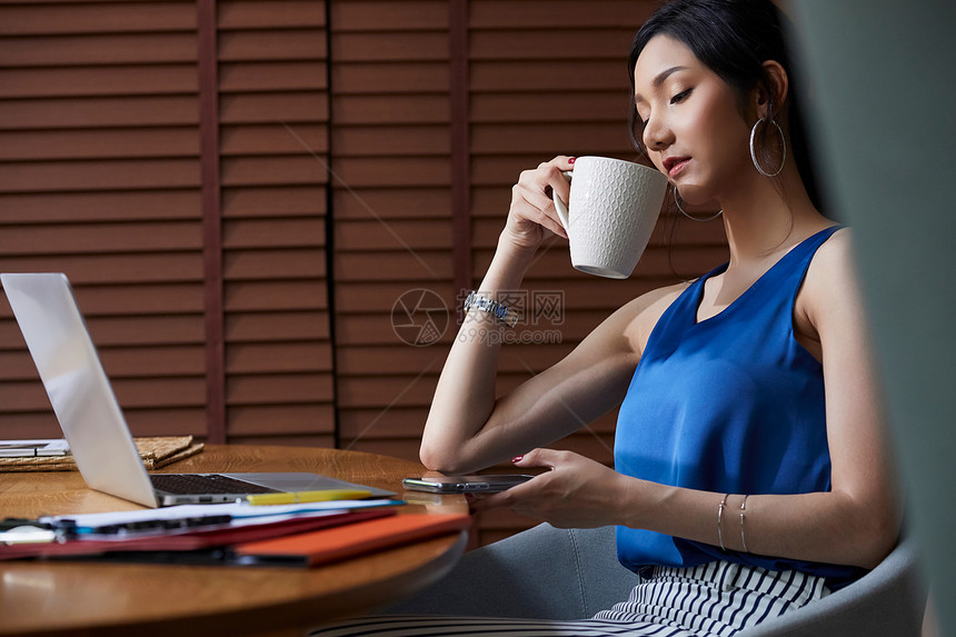 喝咖啡的商务女性喝茶图片