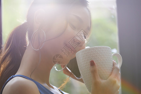 喝水放松的美女图片