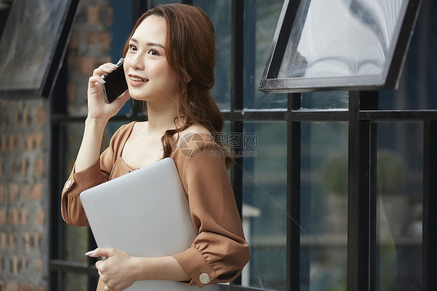 打电话的商务女性图片