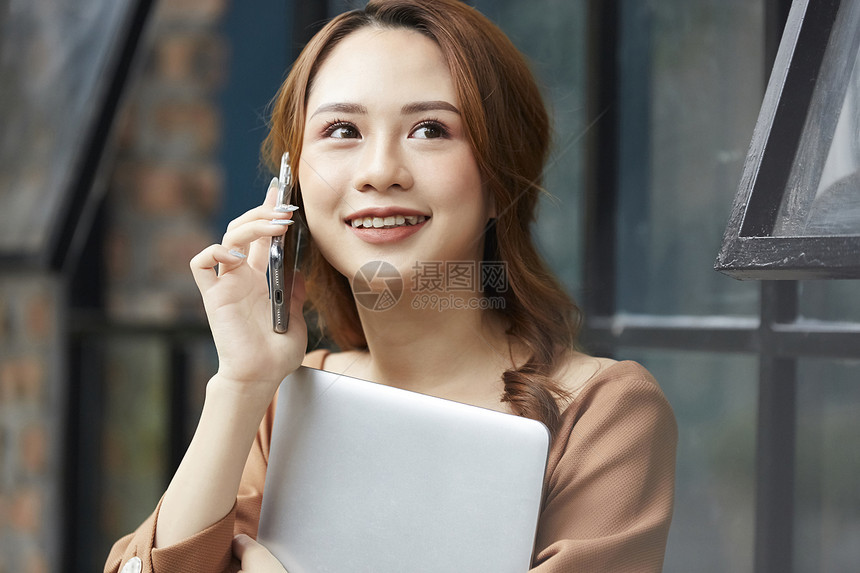 打电话的职场女性图片