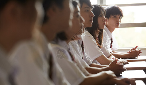 认真听课的高中学生图片