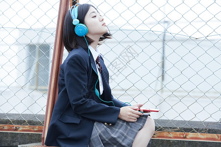戴耳机听歌的女高中生图片