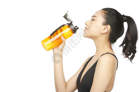 拿着水壶喝水的运动女青年图片