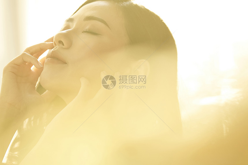 夕阳下的美妆女性图片