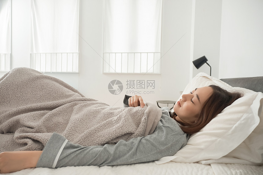 假期卧室里熟睡的女青年图片