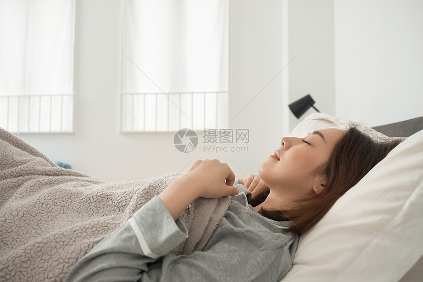 20多岁成人睡衣睡在床上的女人图片